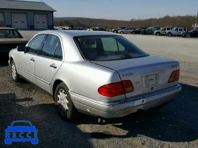 1998 MERCEDES-BENZ E 320 4MAT WDBJF82F1WX007704 image 2