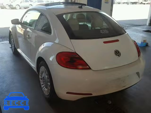 2015 VOLKSWAGEN BEETLE 3VWJ17AT8FM637305 зображення 2