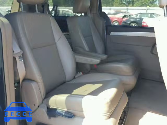 2011 VOLKSWAGEN ROUTAN 2V4RW3DG0BR785732 зображення 5