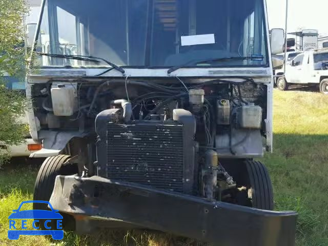 1998 FREIGHTLINER CHASSIS 4UZA4FF46WC911541 image 9