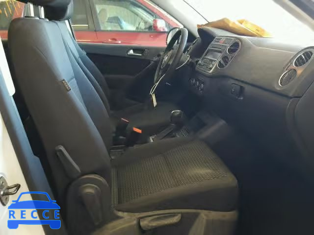2011 VOLKSWAGEN TIGUAN S WVGAV7AX0BW541393 image 4