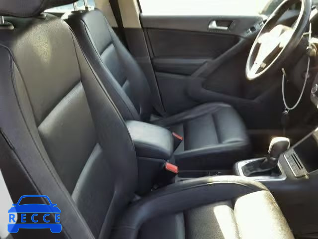 2011 VOLKSWAGEN TIGUAN S WVGBV7AXXBW552504 image 4