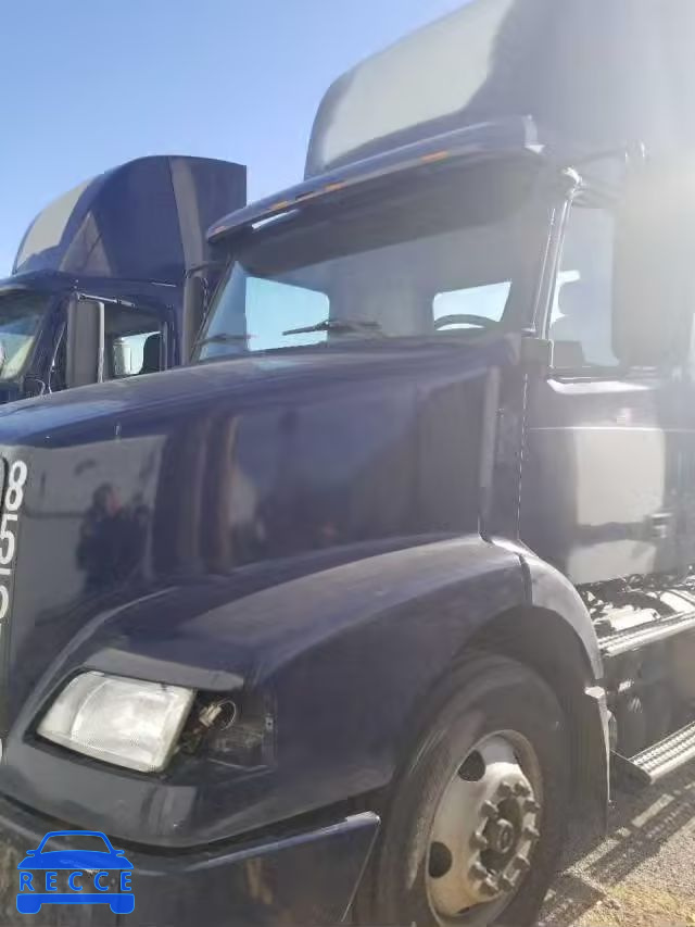 2005 VOLVO VN VNM 4V4M19GF25N383614 image 1