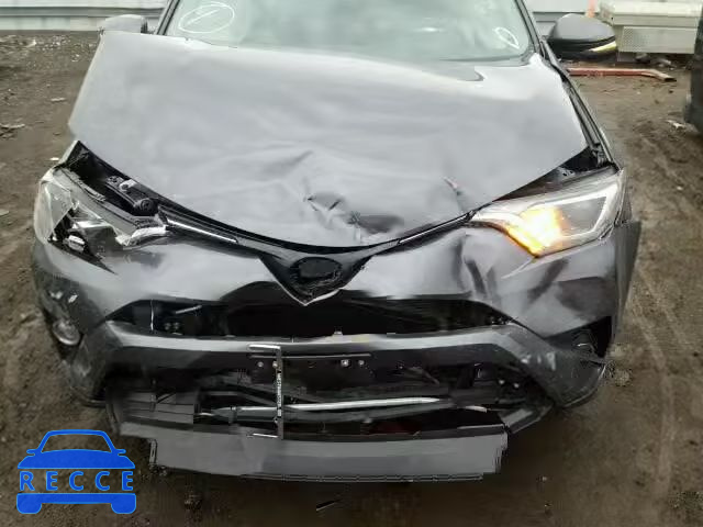 2016 TOYOTA RAV4 XLE JTMRFREV7GD183625 image 6
