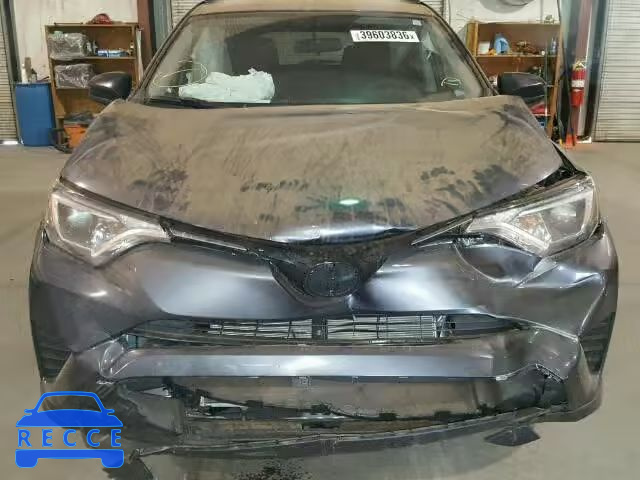 2016 TOYOTA RAV4 LE JTMZFREV7GJ081534 Bild 9