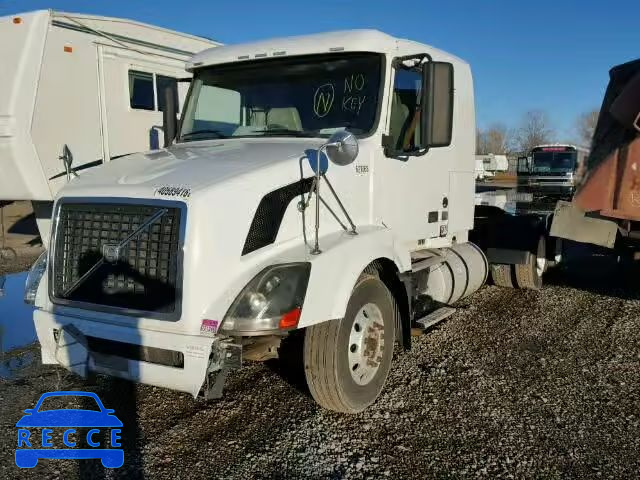 2010 VOLVO VNL 4V4NC9TH9AN290038 Bild 1