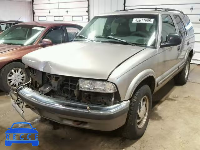 1998 CHEVROLET BLAZER 1GNDT13W8W2233871 image 1