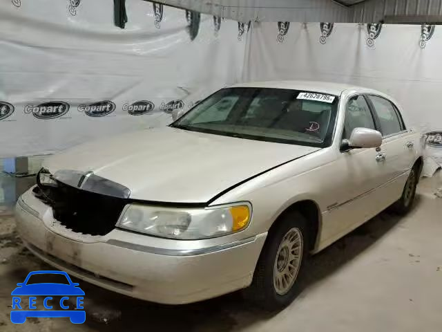 2002 LINCOLN TOWN CAR C 1LNHM83WX2Y637628 image 2