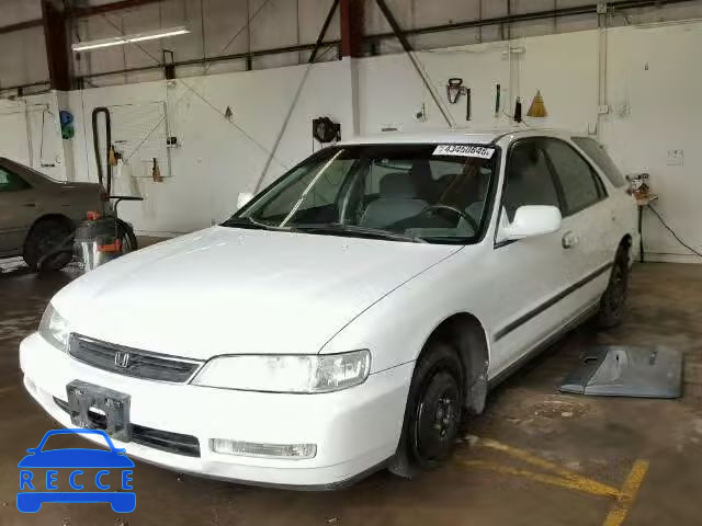 1996 HONDA ACCORD LX 1HGCE1829TA007877 image 1