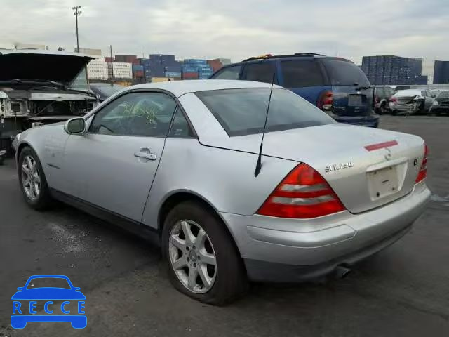 2000 MERCEDES-BENZ SLK 230 KO WDBKK47F2YF144239 image 2