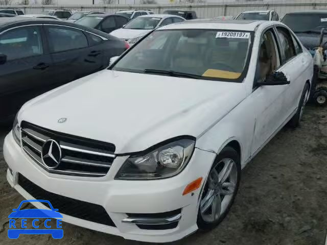 2014 MERCEDES-BENZ C250 WDDGF4HB8EG157676 Bild 1