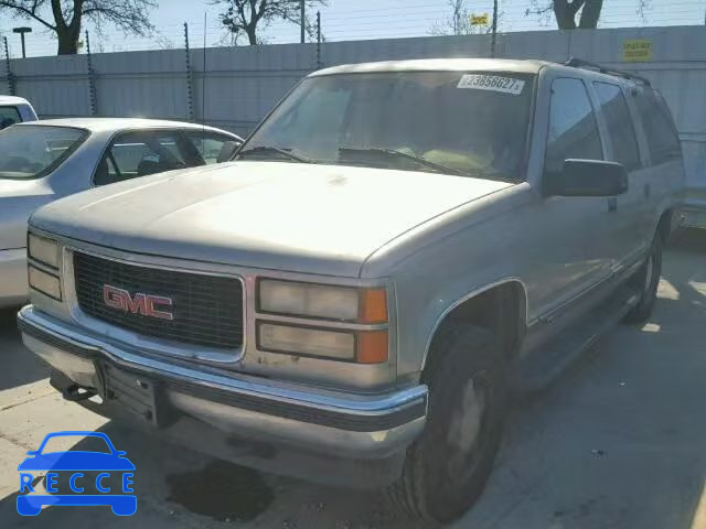 1998 GMC K1500 SUBU 1GKFK16R2WJ709410 Bild 1