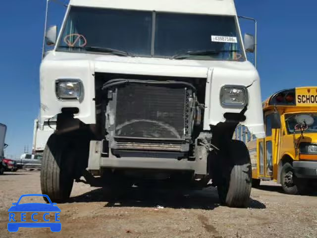 2000 FREIGHTLINER M LINE WAL 4UZA4FF48YCF80869 Bild 8