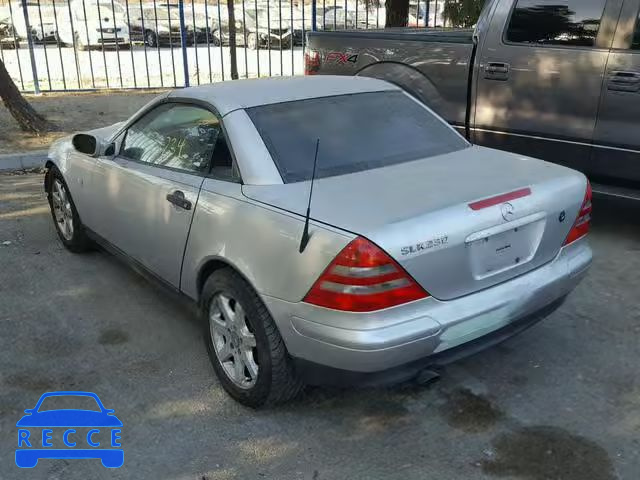 2000 MERCEDES-BENZ SLK 230 KO WDBKK47F3YF152012 image 2