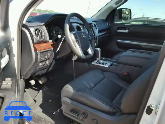 2017 TOYOTA TUNDRA CREWMAX 5TFFW5F13HX216269 зображення 8