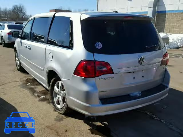 2010 VOLKSWAGEN ROUTAN SE 2V4RW3D12AR407308 image 2