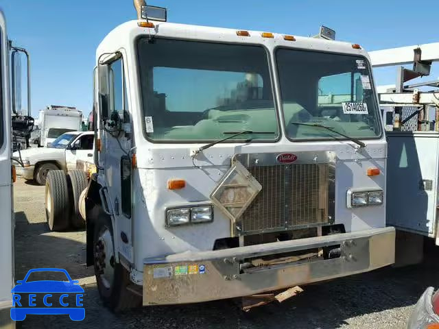 2002 PETERBILT 320 1NPZH07X62D713461 Bild 0