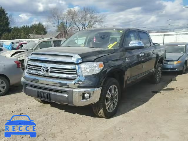 2017 TOYOTA TUNDRA CREWMAX 5TFAY5F18HX610063 image 1