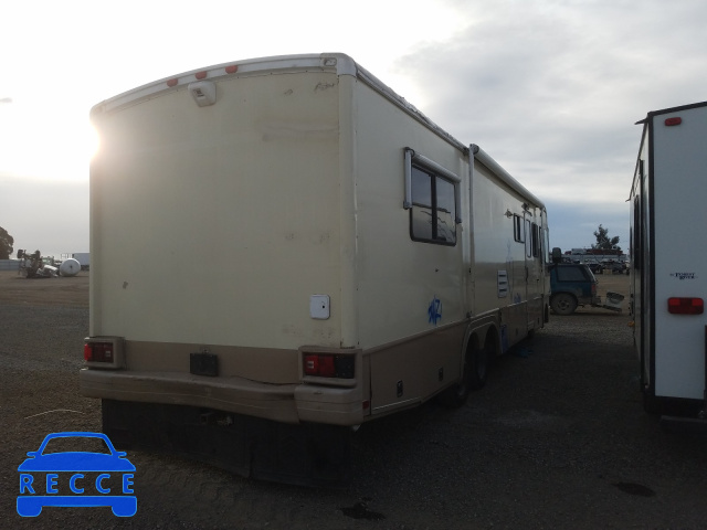 1998 CHEVROLET MOTORHOME 1GBLP37J8W3308702 image 3