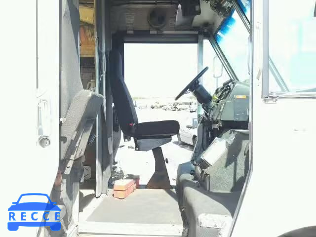 2000 FREIGHTLINER M LINE WAL 4UZA4FA47YCF82281 image 4