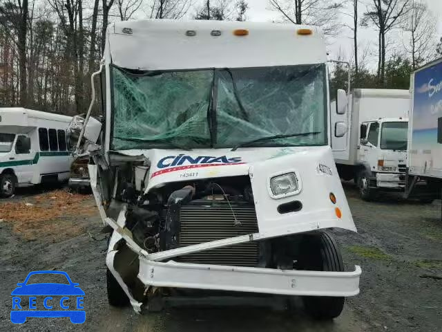 2000 FREIGHTLINER M LINE WAL 4UZA4FA42YCG84782 image 8