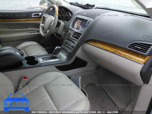 2011 Lincoln MKT 2LMHJ5AT3BBJ51437 image 4