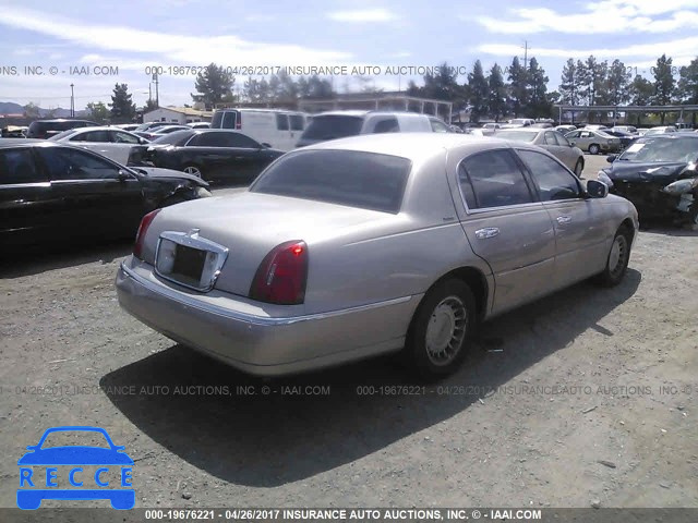 2000 Lincoln Town Car EXECUTIVE 1LNHM81W4YY773782 зображення 3