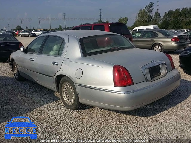 1999 Lincoln Town Car SIGNATURE 1LNHM82W2XY622548 image 2