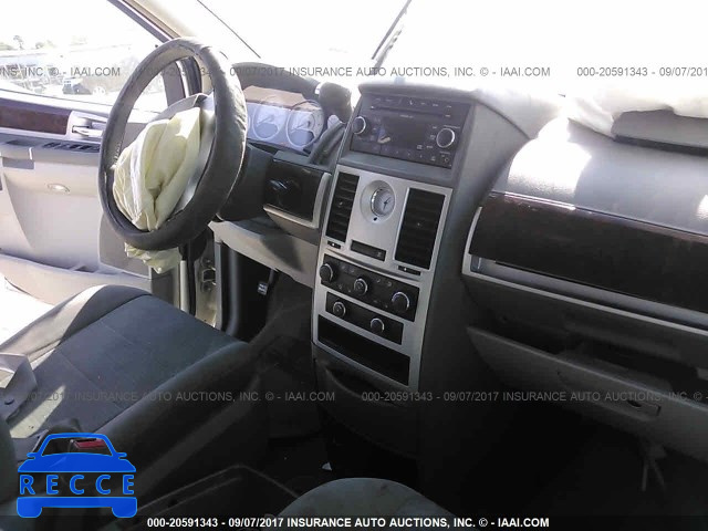 2010 Chrysler Town and Country 2A4RR5D1XAR421061 image 4