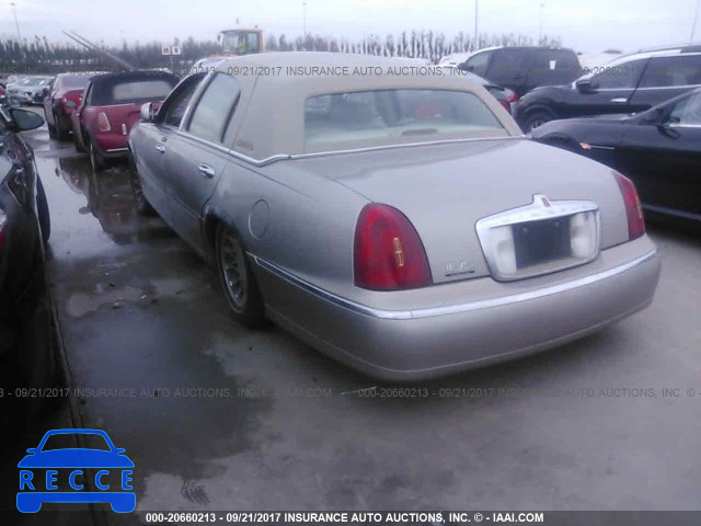 2001 Lincoln Town Car SIGNATURE 1LNHM82W21Y613274 Bild 2