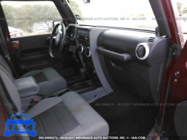 2010 Jeep Wrangler Unlimited SAHARA 1J4BB5H10AL130867 image 4