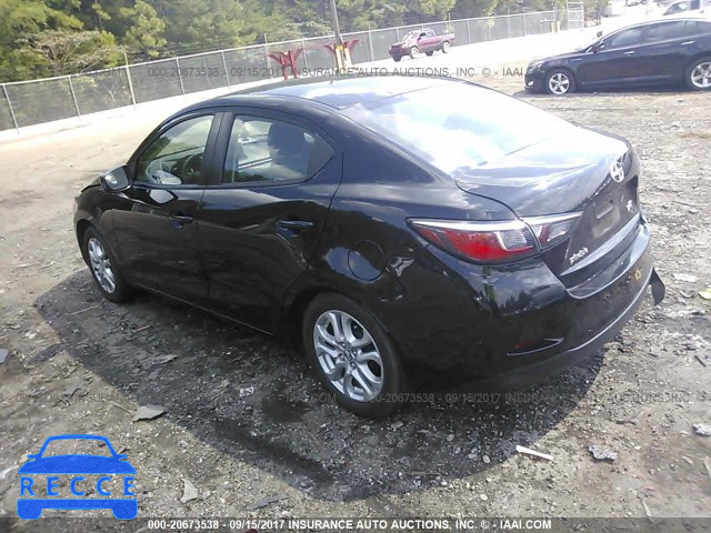 2016 Scion IA 3MYDLBZV4GY103071 Bild 2