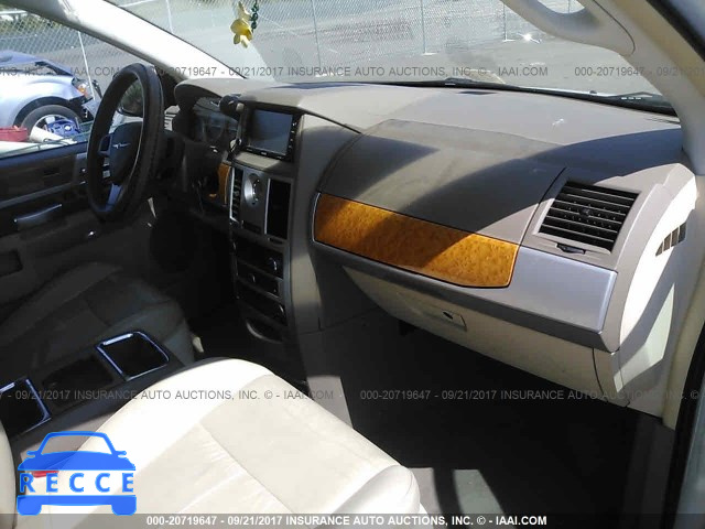 2010 Chrysler Town and Country 2A4RR6DX8AR183589 image 4