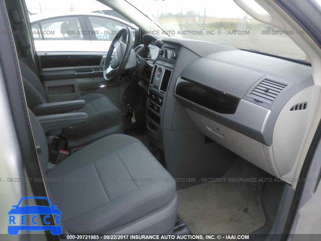 2010 Chrysler Town and Country 2A4RR5D18AR221764 image 4