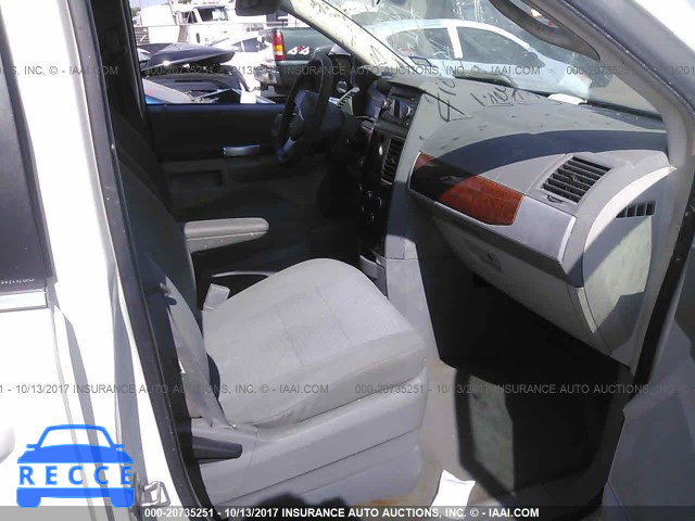 2008 Chrysler Town and Country 2A8HR54P28R136671 image 4
