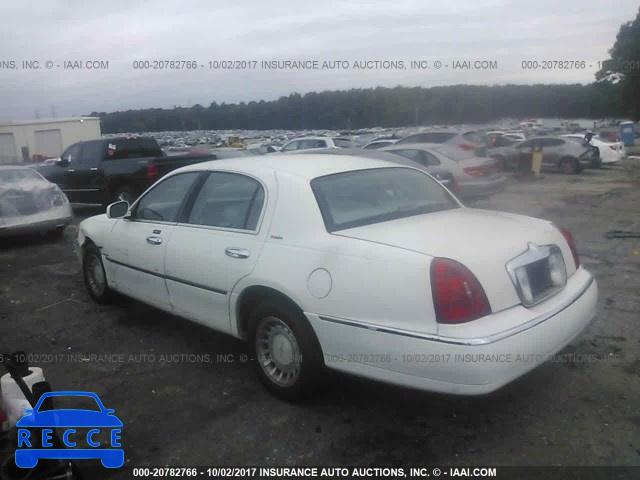 2001 Lincoln Town Car EXECUTIVE 1LNHM81W71Y724470 image 2