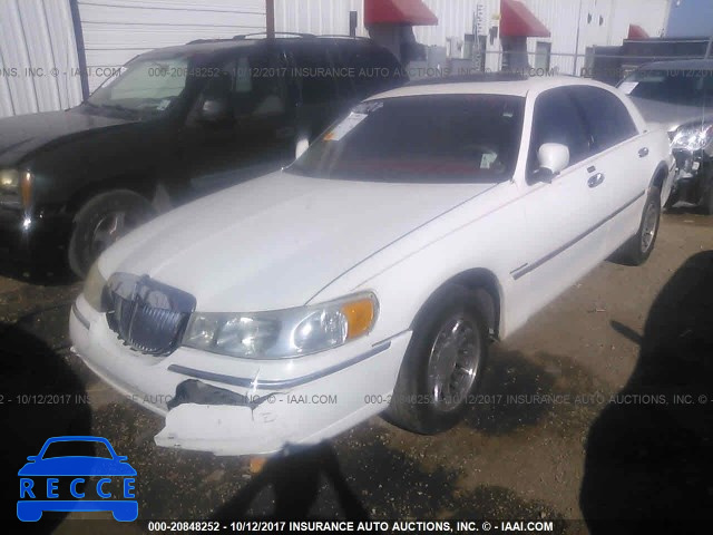 2000 Lincoln Town Car EXECUTIVE 1LNHM81W9YY891052 image 1