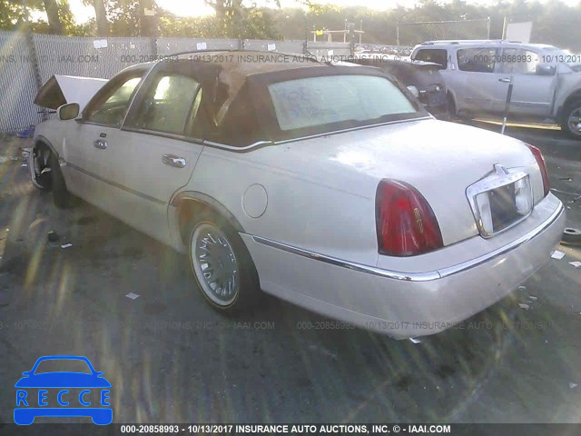 2000 Lincoln Town Car 1LNHM83W8YY784619 Bild 2