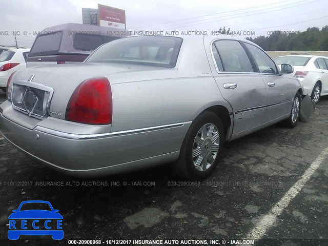 2004 Lincoln Town Car ULTIMATE 1LNHM83W54Y680339 зображення 3