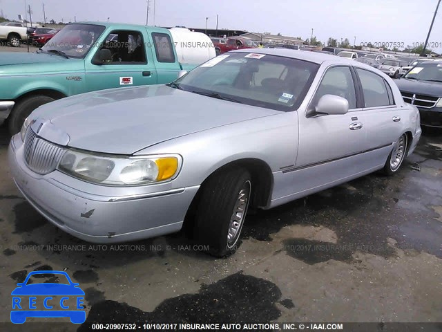 2000 Lincoln Town Car 1LNHM83W5YY900021 Bild 1