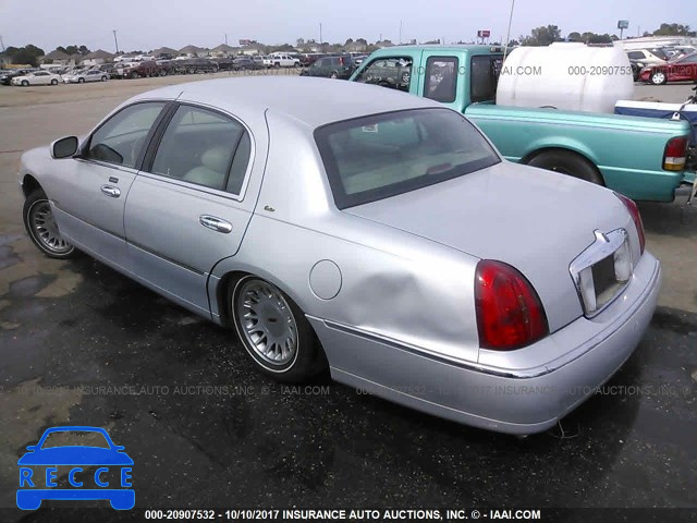 2000 Lincoln Town Car 1LNHM83W5YY900021 зображення 2