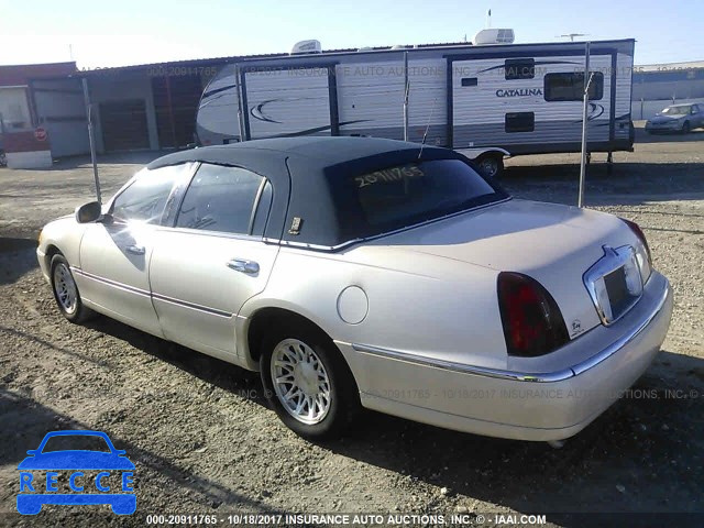 1998 Lincoln Town Car 1LNFM83W1WY684530 image 2