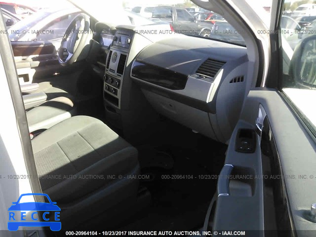 2010 Chrysler Town and Country 2A4RR5D14AR243079 image 4