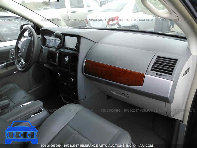 2008 Chrysler Town and Country 2A8HR54PX8R665947 image 4