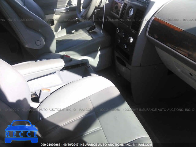 2008 Chrysler Town and Country 2A8HR54P38R641036 image 4