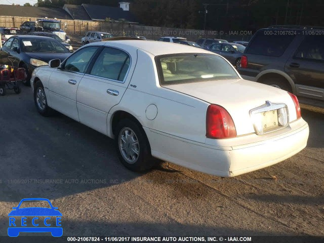 1998 Lincoln Town Car SIGNATURE 1LNFM82W5WY717742 image 2