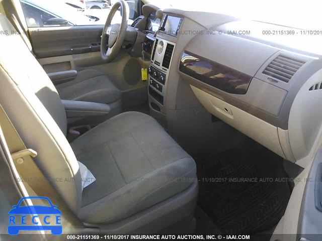 2010 CHRYSLER TOWN & COUNTRY LX 2A4RR4DE5AR105273 image 4