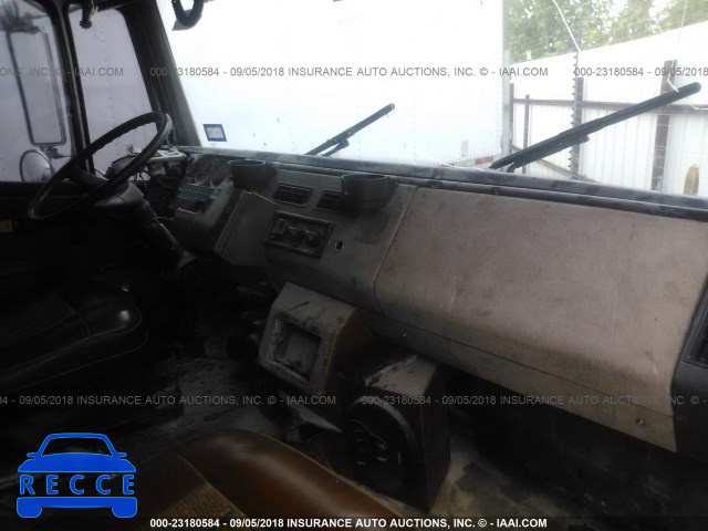 1997 FREIGHTLINER FL70 1FV6HJBC6VL734474 image 4