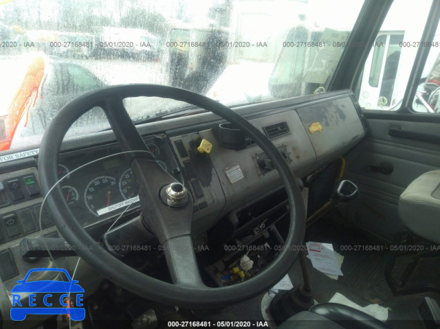 2001 FREIGHTLINER FL70 1FVABTAK91HH81661 Bild 4