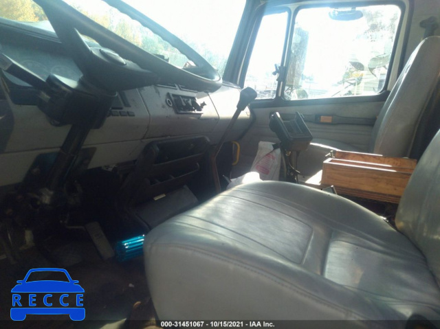 2001 FREIGHTLINER MEDIUM CONVENTIONAL FL70 1FVABTAK81HJ17364 image 4